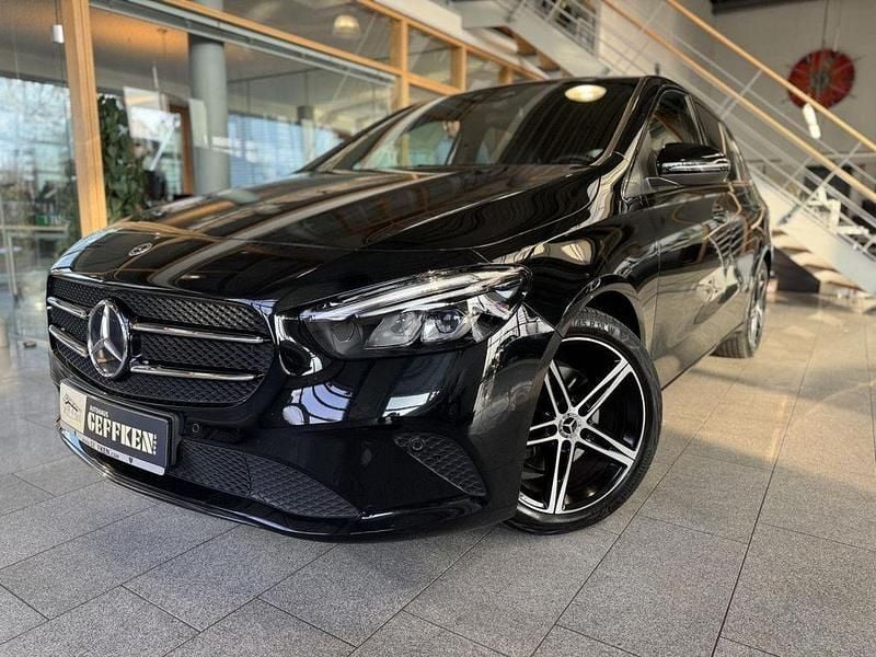 Kosmosschwarz Gebraucht 2022 Mercedes B200 Progressive Van / Kleinbus | 25.990 € (Guter Preis) - Bild 1/4