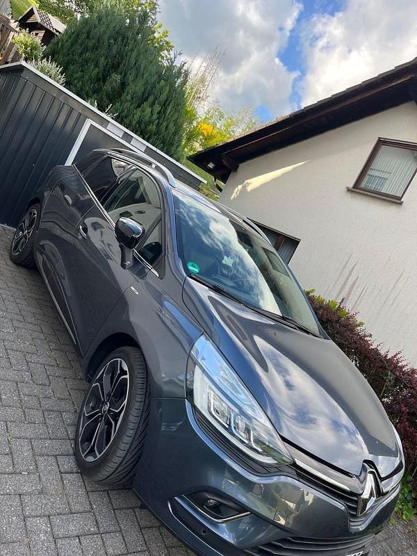 Grau Gebraucht 2018 Renault Clio IV Bose Edition Kleinwagen | 9.999 € (Guter Preis) - Bild 1/4