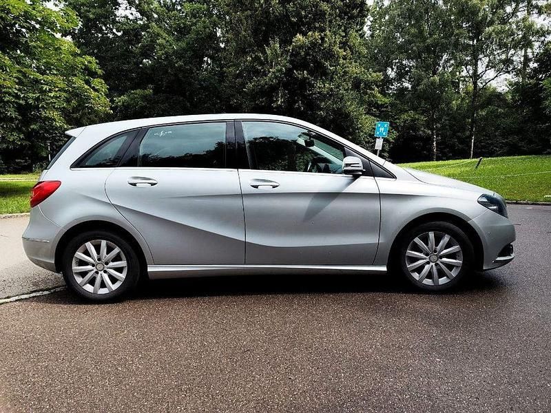 Silber Gebraucht 2014 Mercedes B180 Van / Kleinbus | 9.000 € (Fairer Preis) - Bild 1/4