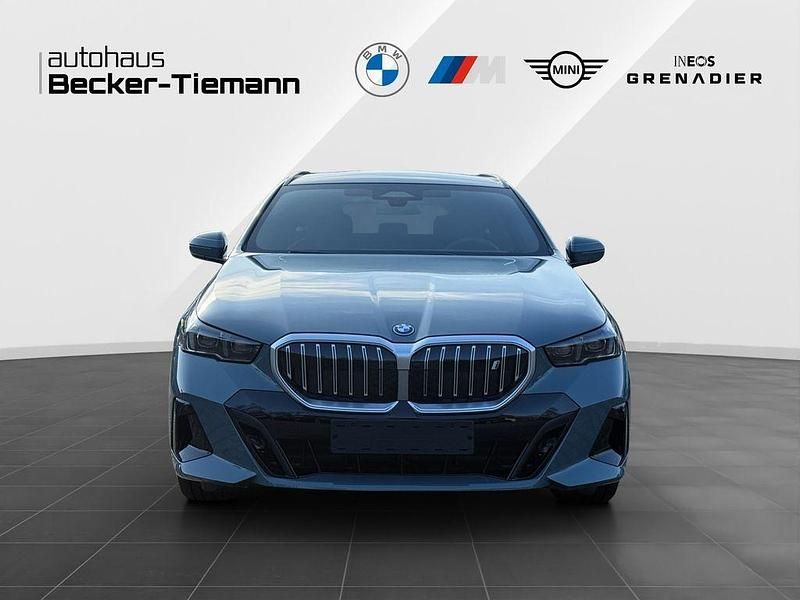 Neu BMW i5 Exclusive 250 kW (340 PS) 2026 Grün Limousine