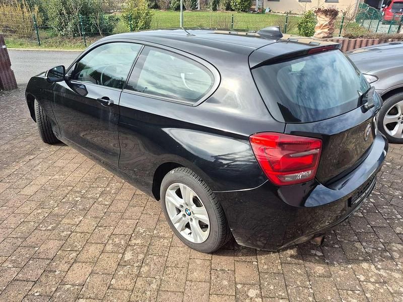 Gebraucht BMW 114 102 PS (75 kW) 2012 Schwarz Kleinwagen