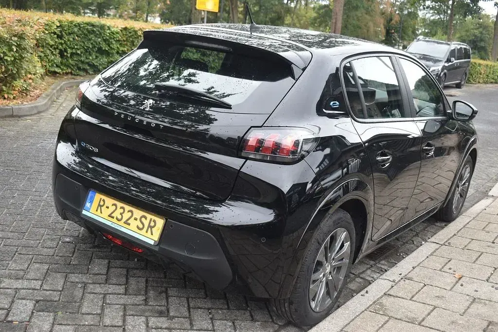 Gebraucht Peugeot e-208 Active 100 kW (136 PS) 2022 Schwarz Kleinwagen