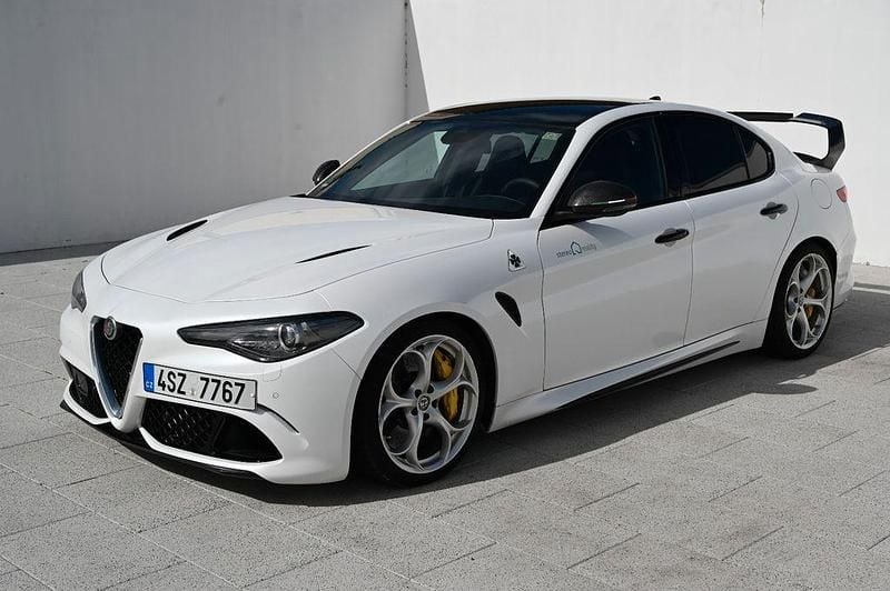 Weiß Gebraucht 2017 Alfa Romeo Giulia Quadrifoglio Limousine | 48.960 € (Teuer) - Bild 1/4