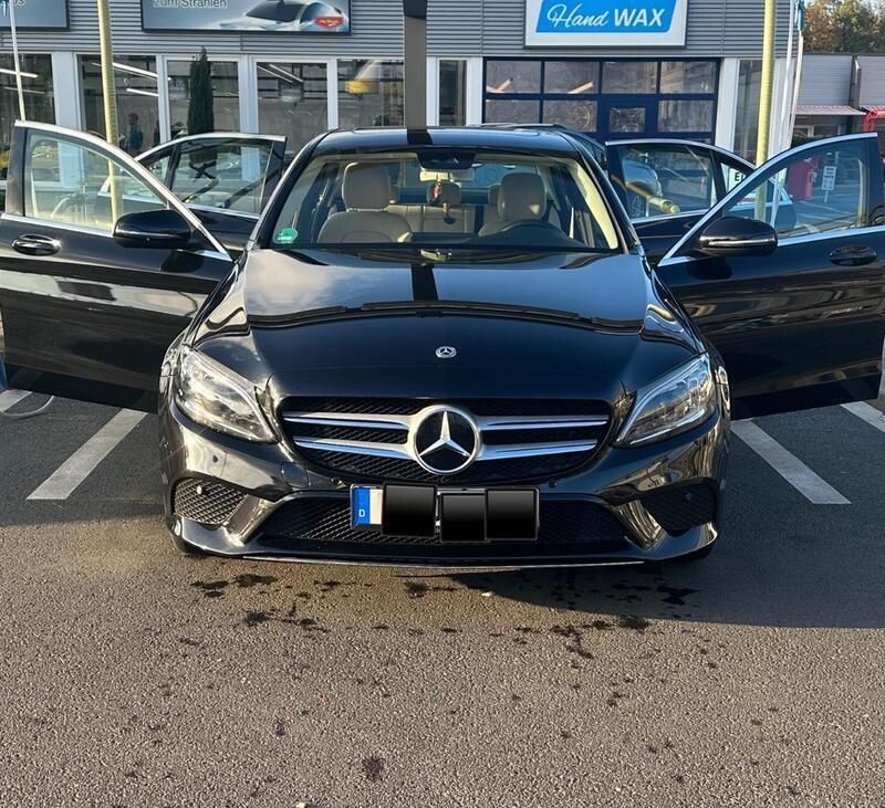 Schwarz Gebraucht 2018 Mercedes C180 Limousine | 27.000 € (Teuer) - Bild 1/4