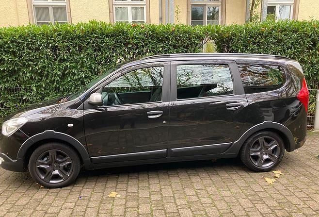 Schwarz Gebraucht 2017 Dacia Lodgy Celebration Van / Kleinbus | 8.750 € (Fairer Preis) - Bild 1/1