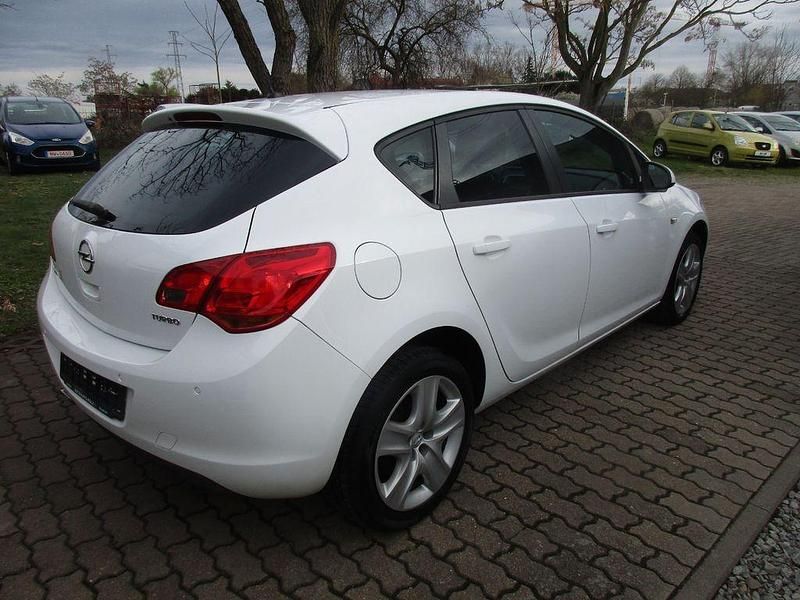 Gebraucht Opel Astra Design Edition 140 PS (102 kW) 2012 Weiß Limousine