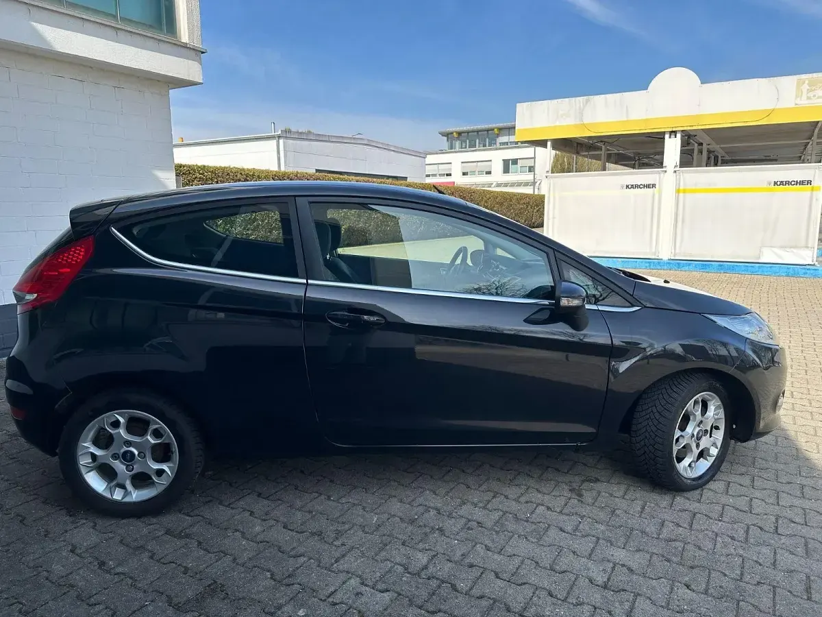 Używany Ford Fiesta Titanium 97 KM (71 kW) 2012 Czarny Sedan/Limuzyna