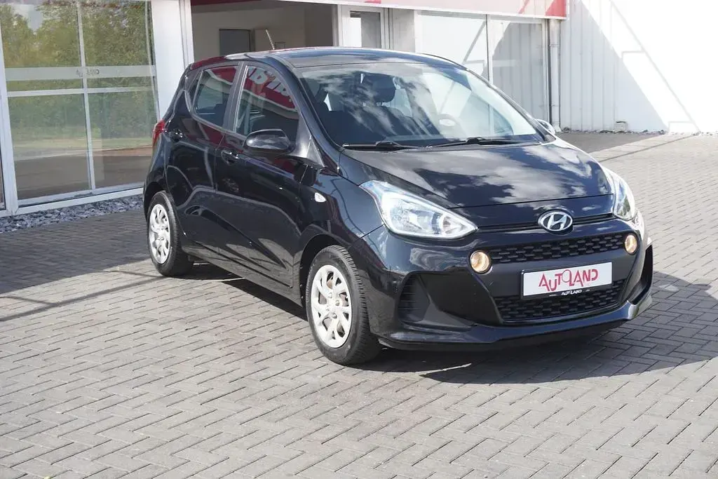 Gebraucht Hyundai i10 Classic 67 PS (49 kW) 2017 Schwarz Kleinwagen