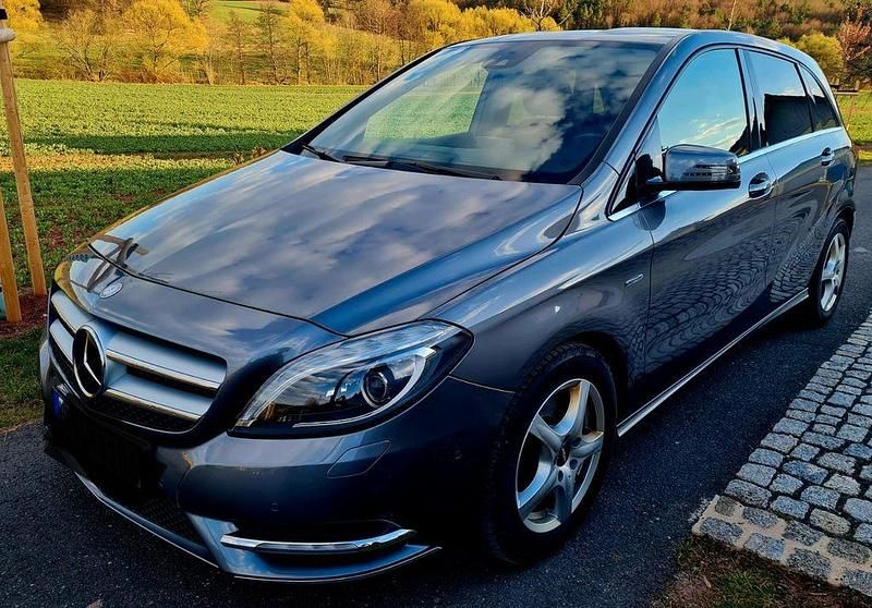 Silber Gebraucht 2012 Mercedes B200 Edition 1 Van / Kleinbus | 10.500 € (Guter Preis) - Bild 1/4