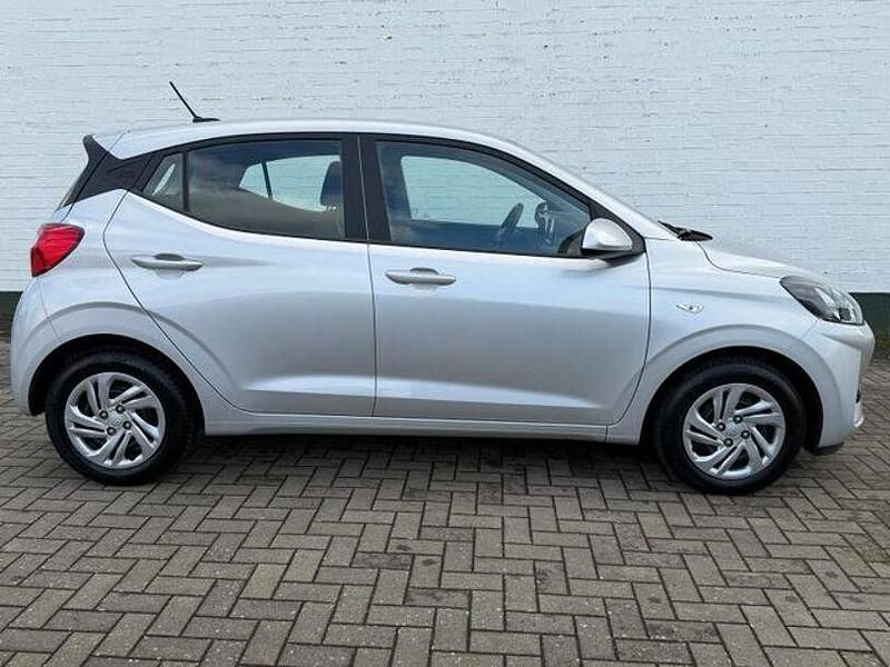 Gebraucht Hyundai i10 67 PS (49 kW) 2023 Silber Kleinwagen