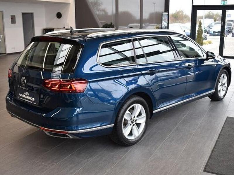 Gebraucht VW Passat Elegance 150 PS (110 kW) 2022 Aquamarinblau Kombi