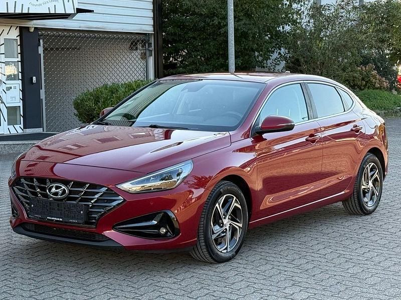 Rot Gebraucht 2021 Hyundai i30 Limousine | 15.590 € (Fairer Preis) - Bild 1/4