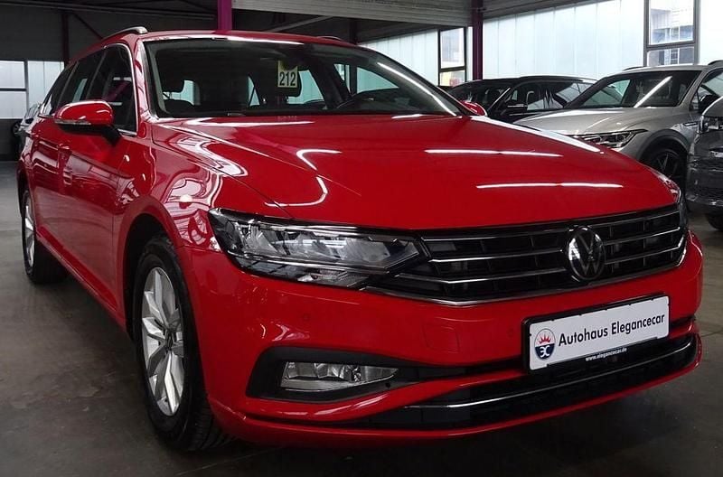 Gebraucht VW Passat 122 PS (89 kW) 2023 Rot Kombi