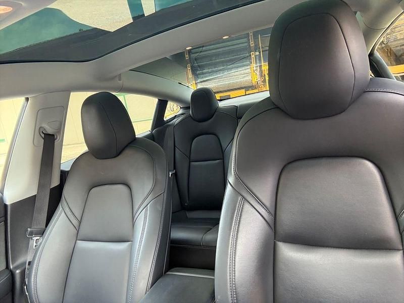 Second-hand Tesla Model 3 366 kW (498 CP) 2019 Roșu Berlinǎ