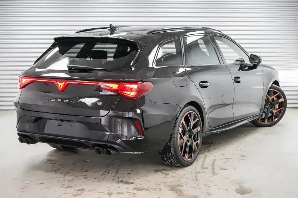 Neu Cupra Leon VZ 333 PS (244 kW) 2026 Nachtschwarz metallic (0e) Kombi