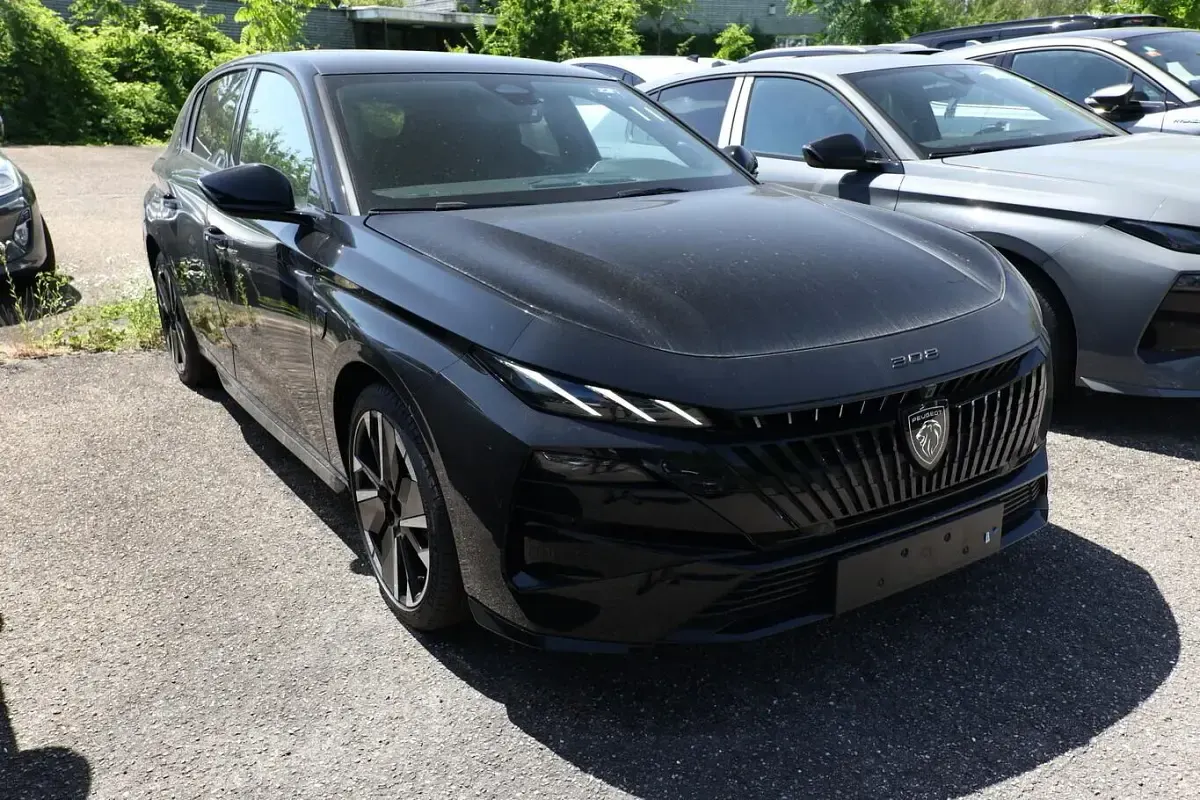 Neu Peugeot 308 GT 136 PS (100 kW) 2026 Perla nera schwarz metallic Limousine