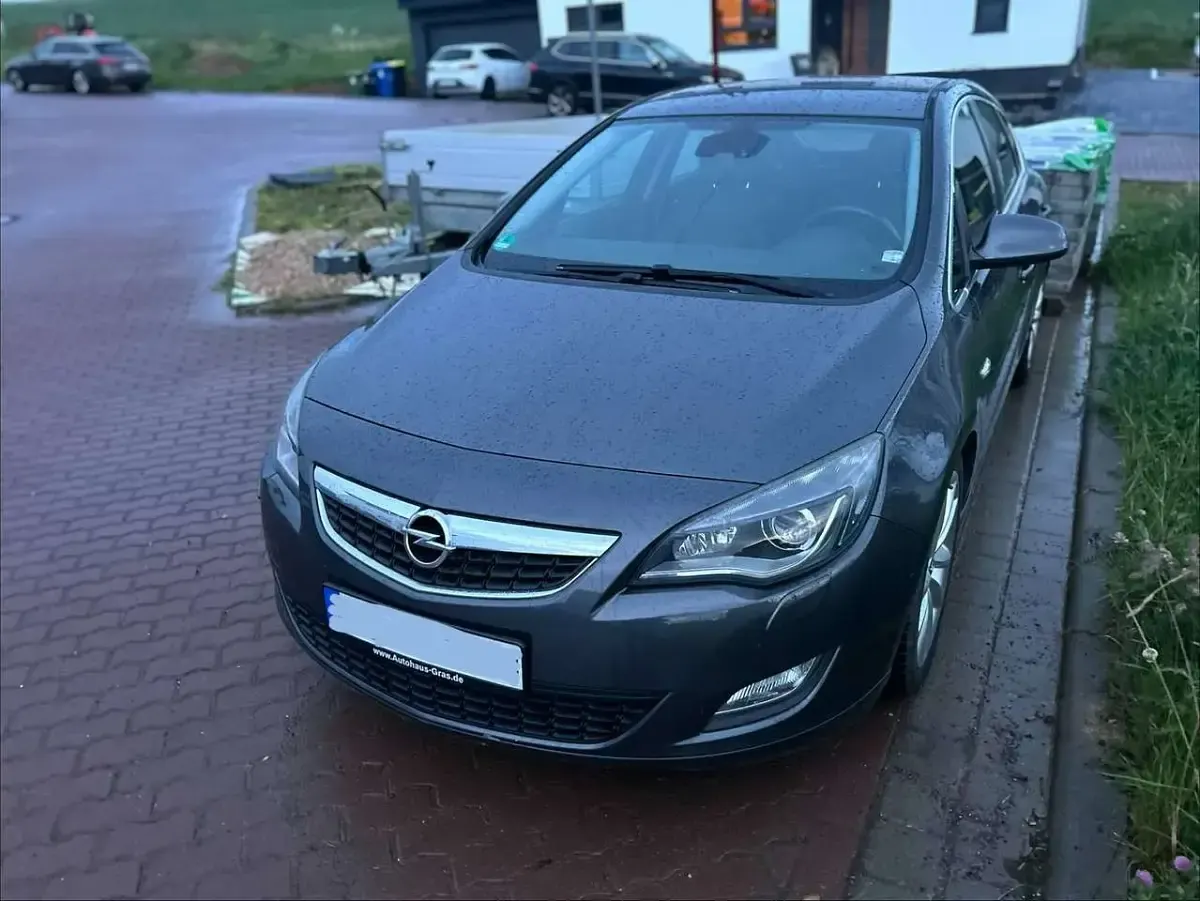 Gebraucht Opel Astra Innovation 140 PS (102 kW) 2011 Grau Limousine