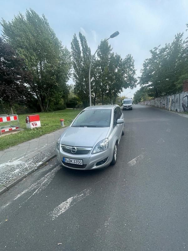 Grau Gebraucht 2013 Opel Zafira Van / Kleinbus | 3.300 € (Superpreis) - Bild 1/4