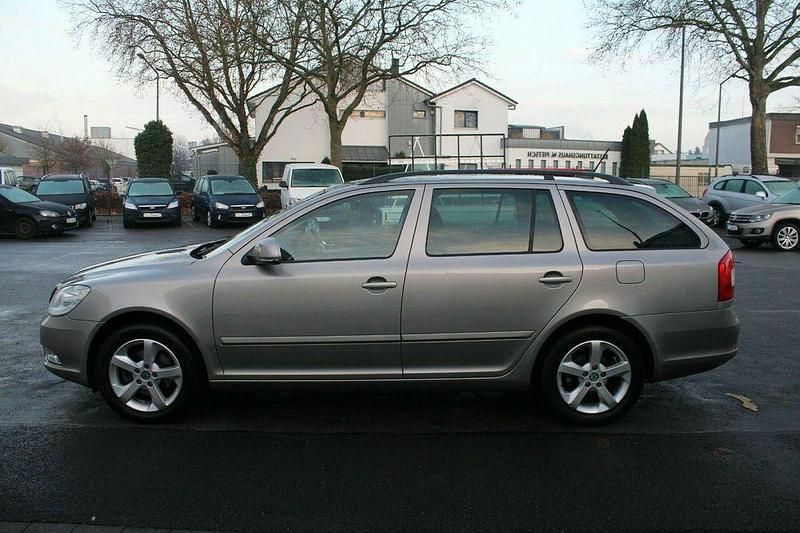 Beige Gebraucht 2013 Skoda Octavia Best of Kombi | 9.990 € (Teuer) - Bild 1/4