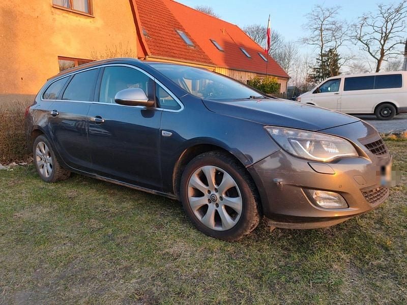Gebraucht Opel Astra Edition 165 PS (121 kW) 2012 Grau Kombi