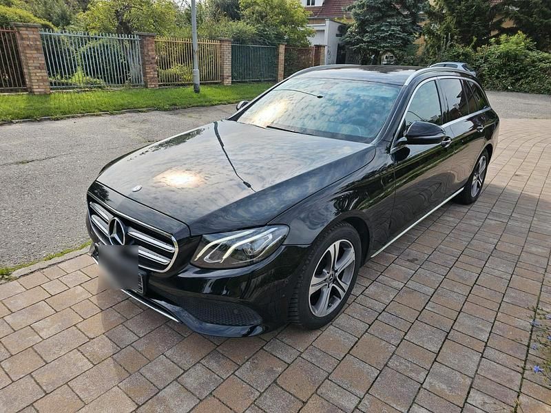Schwarz Gebraucht 2019 Mercedes 220 Avantgarde Kombi | 12.250 € - Bild 1/4