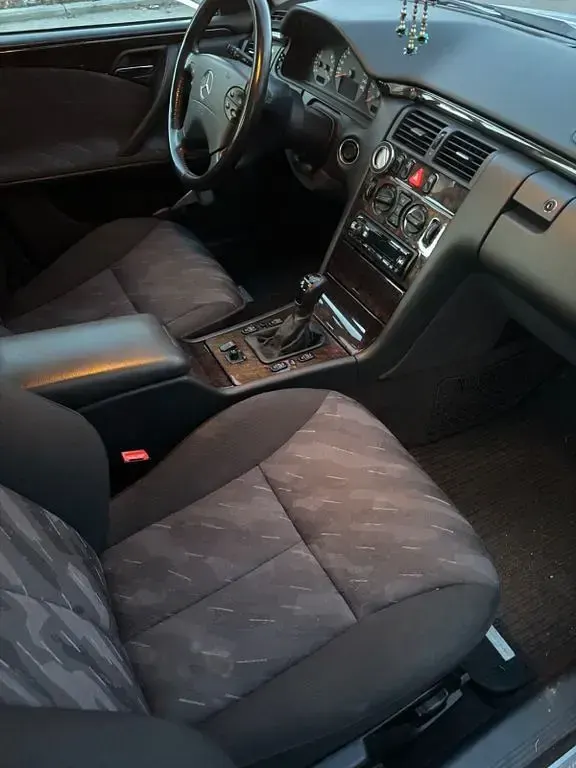 Gebraucht Mercedes E200 Avantgarde 116 PS (85 kW) 2000 Silber Limousine