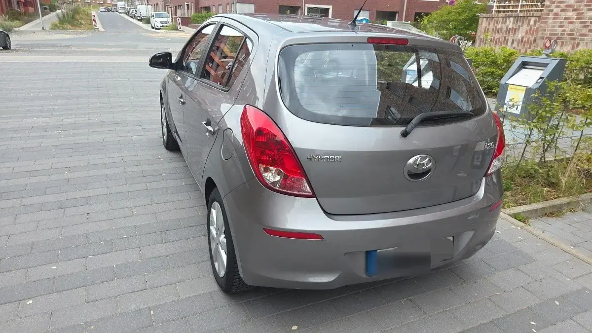 Gebraucht Hyundai i20 86 PS (63 kW) 2013 Grau Kleinwagen