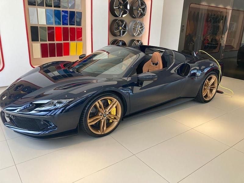 Gebraucht Ferrari 296 829 PS (609 kW) 2024 Blau Cabrio