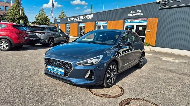 Blau Gebraucht 2017 Hyundai i30 Trend Limousine | 11.990 € (Etwas zu teuer) - Bild 1/2