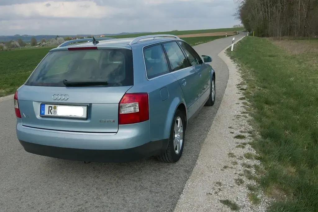 Gebraucht Audi A4 131 PS (96 kW) 2002 Blau Kombi