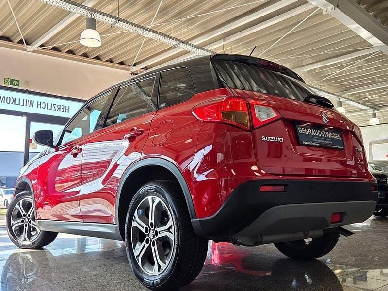 Gebraucht Suzuki Vitara Comfort+ 120 PS (88 kW) 2018 Rot SUV