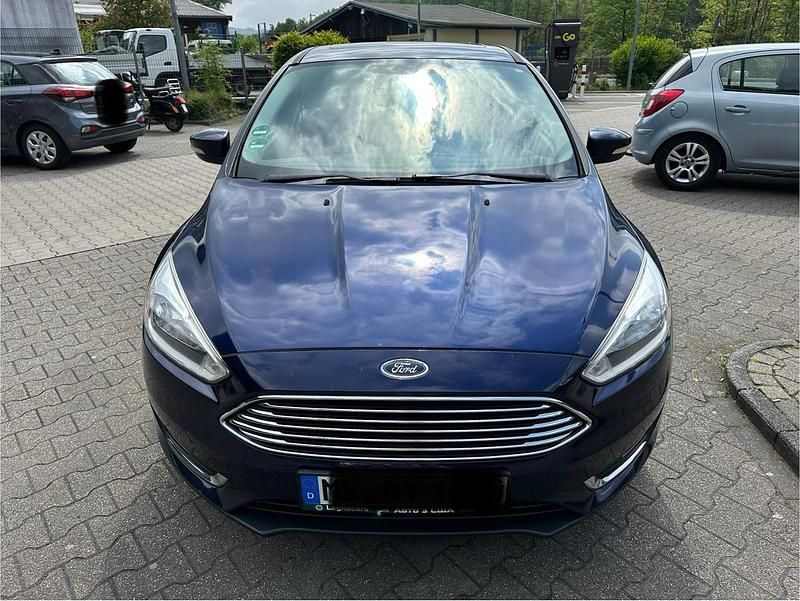 Blau Gebraucht 2016 Ford Focus Limousine | 7.000 € - Bild 1/4