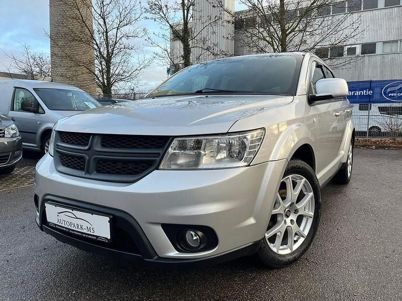 Grau Gebraucht 2012 Fiat Freemont Urban SUV | 7.890 € (Guter Preis) - Bild 1/4