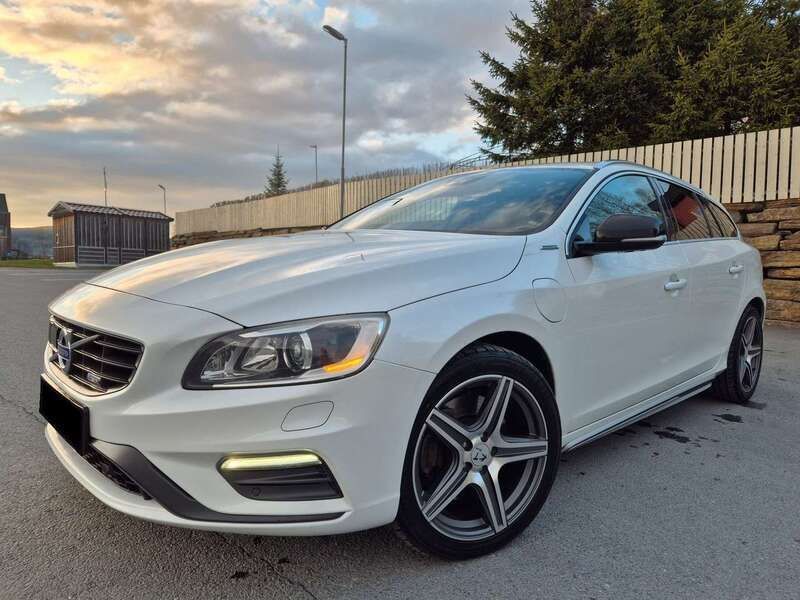 Weiß Gebraucht 2015 Volvo V60 R-Design Kombi | 15.870 € (Fairer Preis) - Bild 1/4
