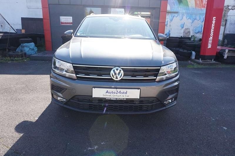 Grau Gebraucht 2018 VW Tiguan Highline SUV | 20.988 € - Bild 1/4