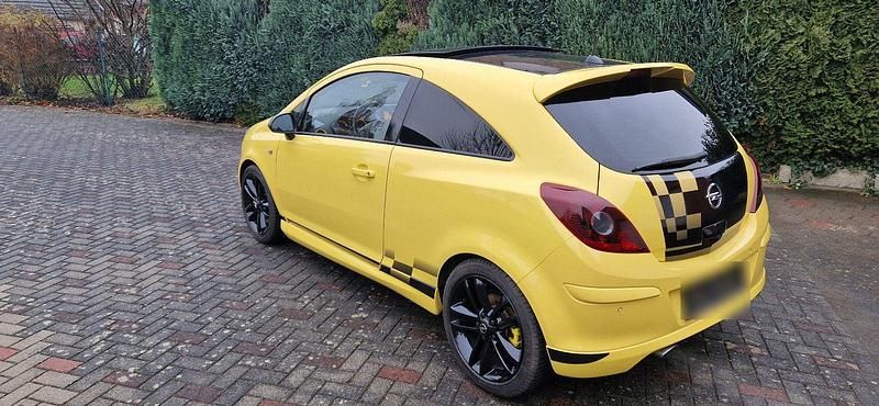 Gebraucht Opel Corsa 209 PS (153 kW) 2011 Gelb Limousine