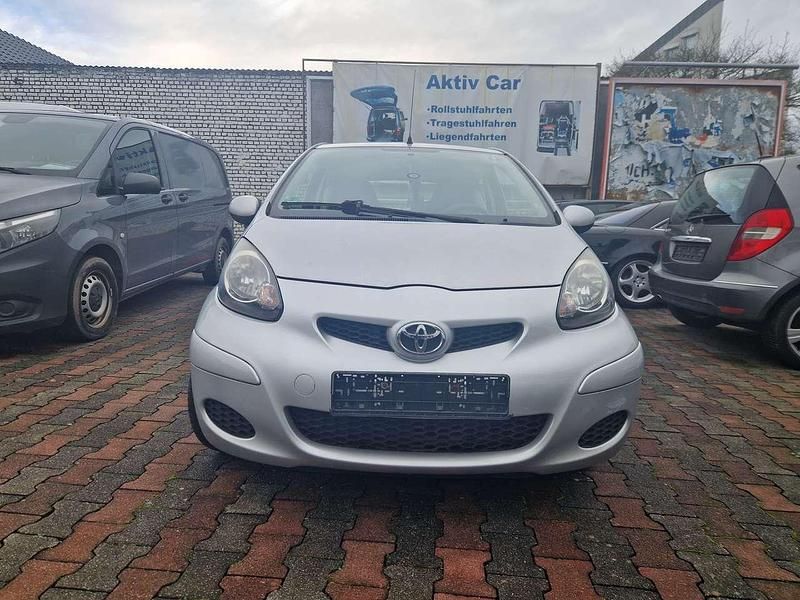 Satin silver Gebraucht 2009 Toyota Aygo City Kleinwagen | 3.950 € (Etwas zu teuer) - Bild 1/4