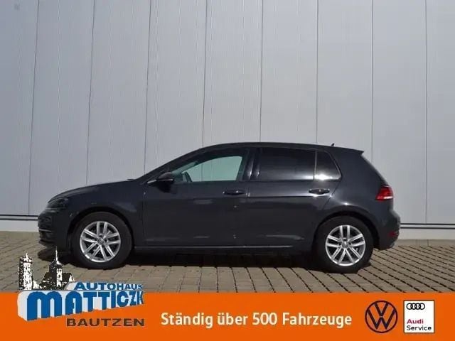 Grau (uranograu) Gebraucht 2019 VW Golf VII Comfortline Limousine | 16.860 € (Fairer Preis) - Bild 1/4