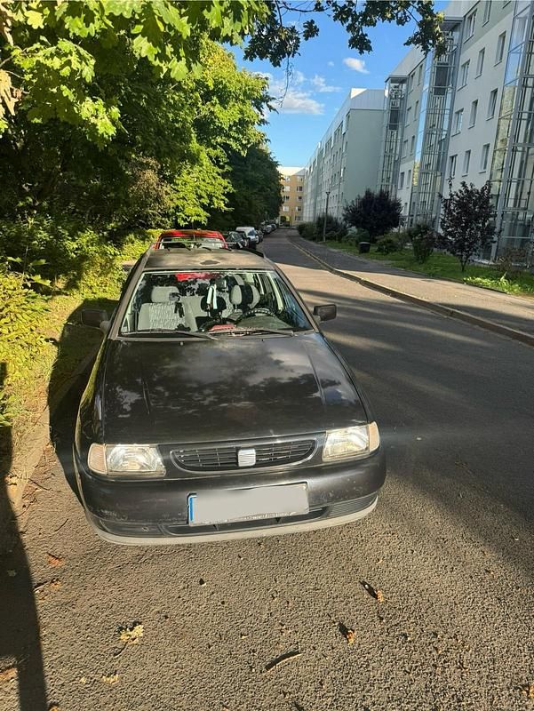 Schwarz Gebraucht 1999 Seat Cordoba Kombi | 800 € - Bild 1/4