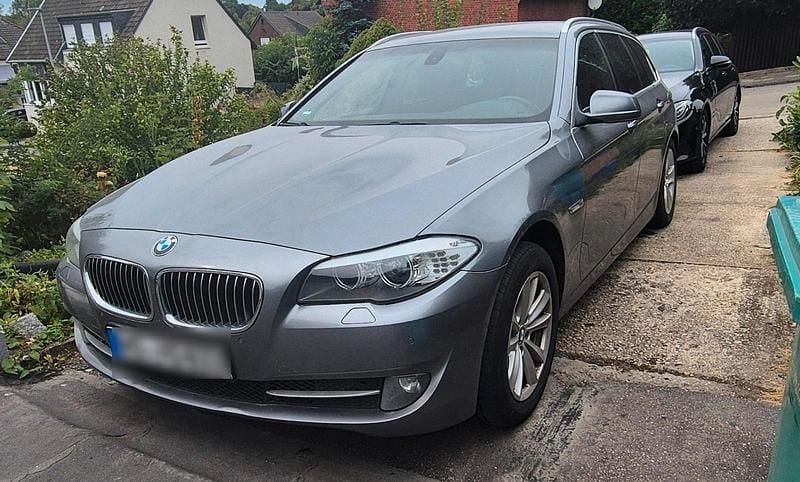 Grau Gebraucht 2011 BMW 520 Kombi | 5.990 € (Teuer) - Bild 1/4