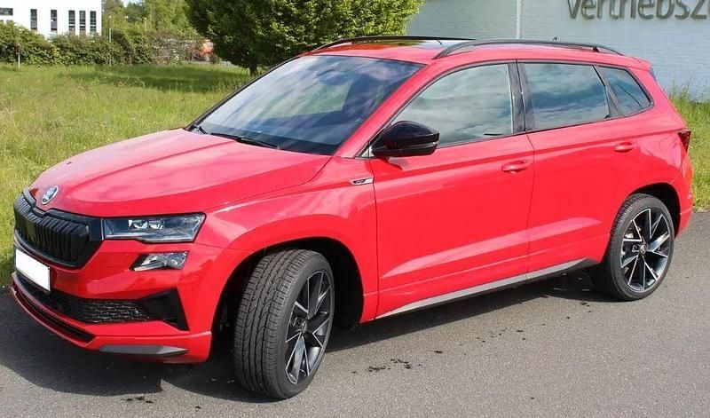 Velvetrotmetallic (metallic) Gebraucht 2024 Skoda Karoq SportLine SUV | 35.990 € (Fairer Preis) - Bild 1/4
