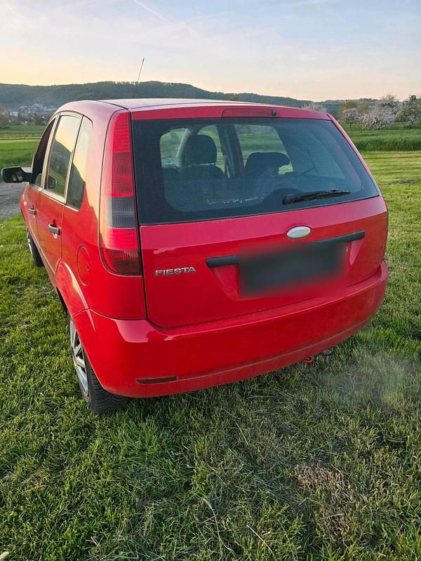 Używany Ford Fiesta 80 KM (58 kW) 2005 Czerwony Hatchback
