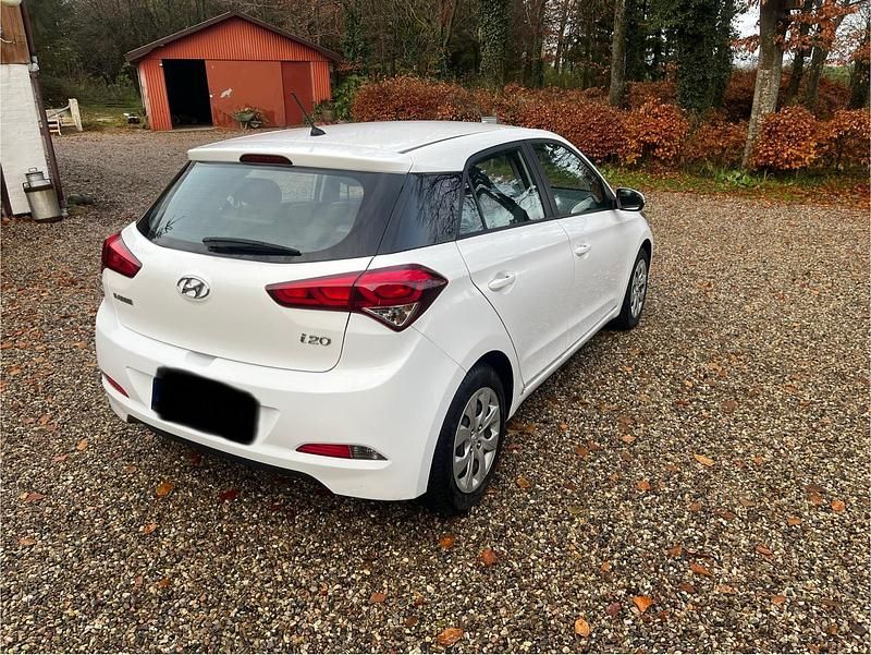 Gebraucht Hyundai i20 75 PS (55 kW) 2017 Weiß Kleinwagen