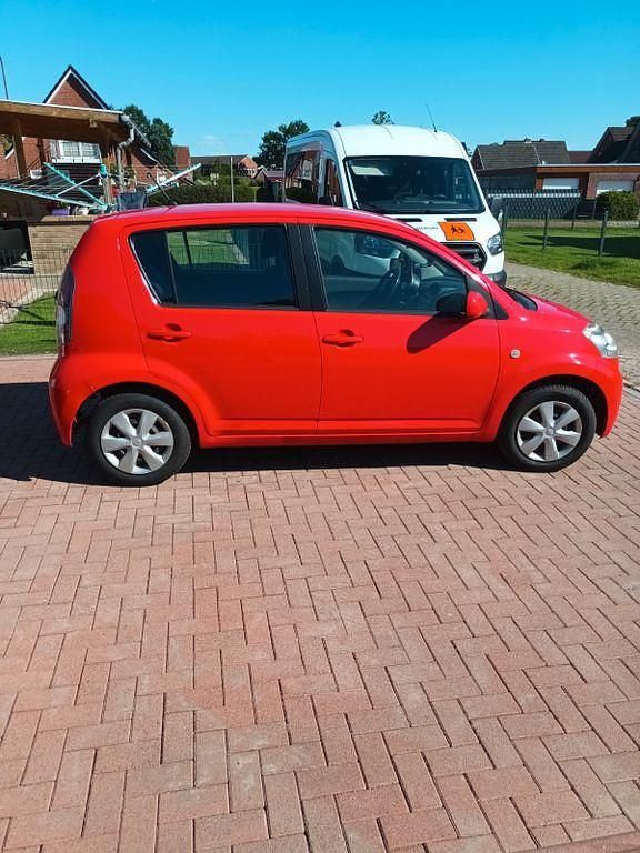 Rot Gebraucht 2012 Daihatsu Sirion Kleinwagen | 3.250 € (Fairer Preis) - Bild 1/4
