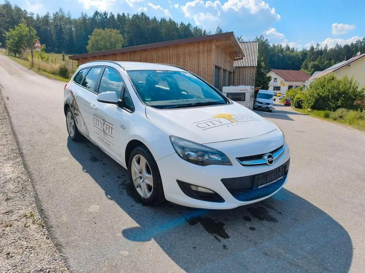 Gebraucht Opel Astra Edition 165 PS (121 kW) 2014 Weiß Limousine