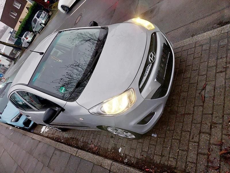 Gebraucht Hyundai i10 Style 87 PS (63 kW) 2013 Silber Kleinwagen