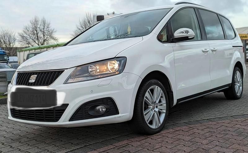 Weiß Gebraucht 2012 Seat Alhambra Van / Kleinbus | 10.499 € (Fairer Preis) - Bild 1/4