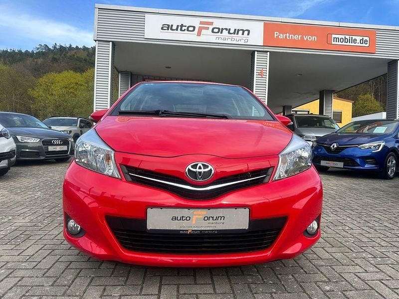 Gebraucht Toyota Yaris Edition 99 PS (72 kW) 2013 Rot Kleinwagen