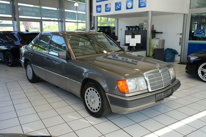 Grau Gebraucht 1990 Mercedes E230 Limousine | 6.900 € - Bild 1/4
