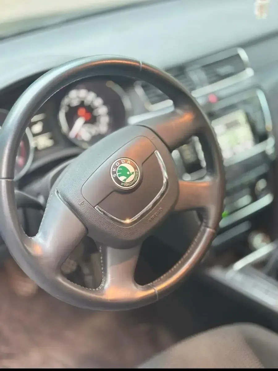 Gebraucht Skoda Superb 125 PS (91 kW) 2013 Schwarz Kombi